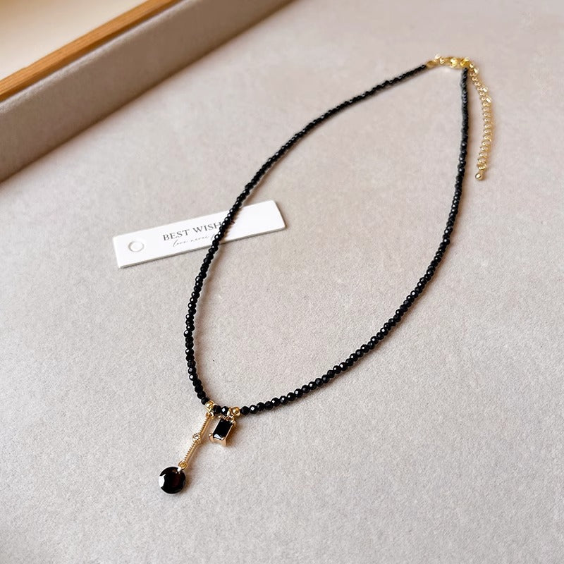 Simple black crystal bead collarbone chain, niche fashion square pendant necklace, light luxury cool style short necklace