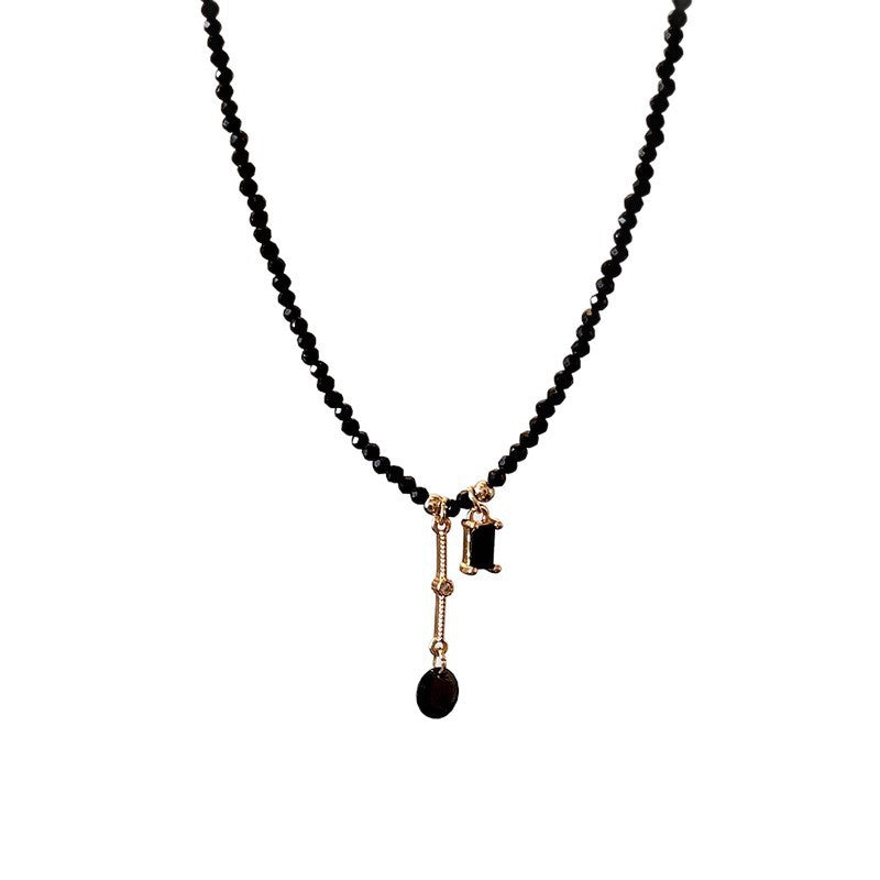 Simple black crystal bead collarbone chain, niche fashion square pendant necklace, light luxury cool style short necklace
