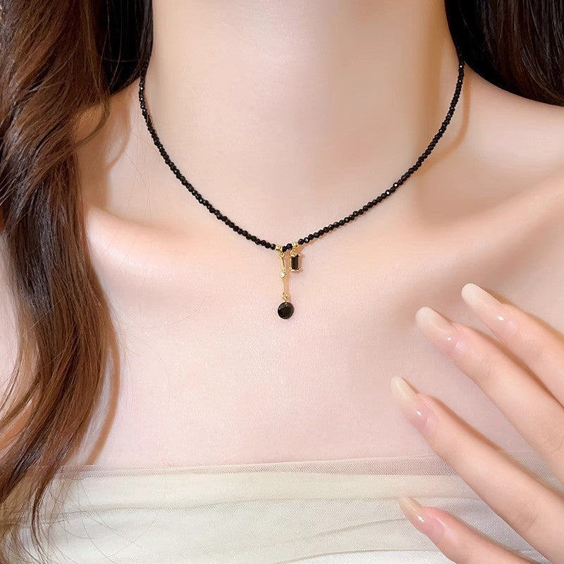 Simple black crystal bead collarbone chain, niche fashion square pendant necklace, light luxury cool style short necklace