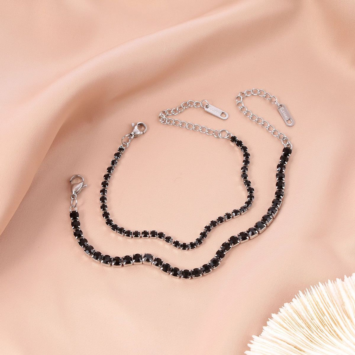 The new cross-border stainless steel diamond bracelets from Europe and the United States are cold and indifferent, and there are many rows of diamond micro-inlaid zircon jewelry, men's and women's hand jewelry
