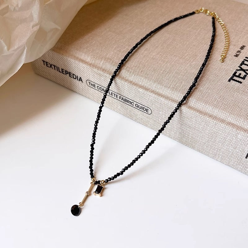 Simple black crystal bead collarbone chain, niche fashion square pendant necklace, light luxury cool style short necklace