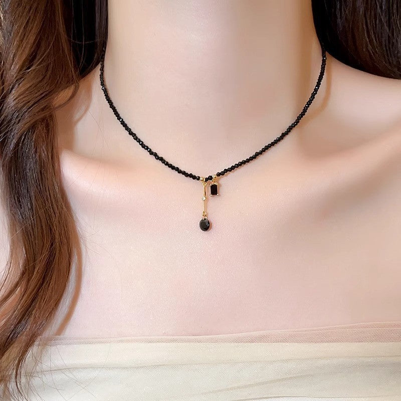 Simple black crystal bead collarbone chain, niche fashion square pendant necklace, light luxury cool style short necklace