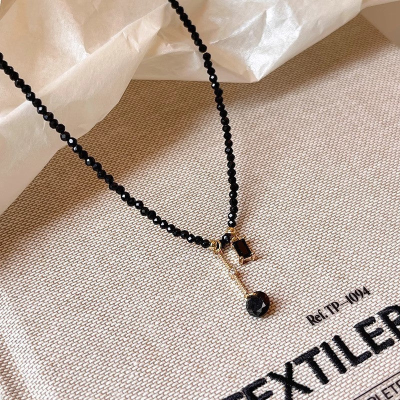 Simple black crystal bead collarbone chain, niche fashion square pendant necklace, light luxury cool style short necklace