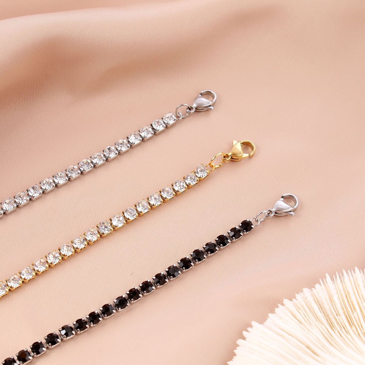 The new cross-border stainless steel diamond bracelets from Europe and the United States are cold and indifferent, and there are many rows of diamond micro-inlaid zircon jewelry, men's and women's hand jewelry